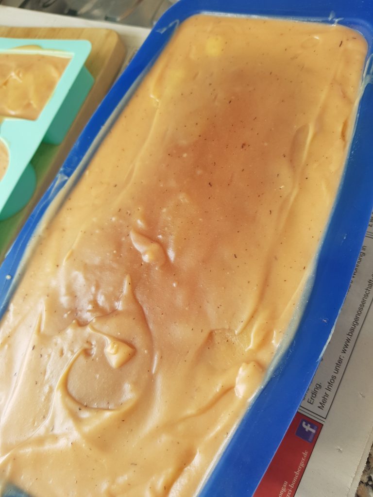 hier schläft die Bananen-Mascarpone-Seife in ihrer Form