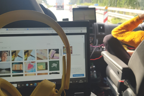 Laptopbildschirm während der Fahrt im Wohnwagen